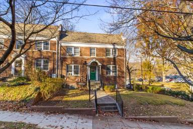 Main picture of 2626 41st St NW