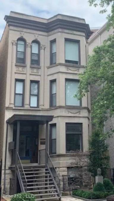 Main picture of 712 W Briar Pl