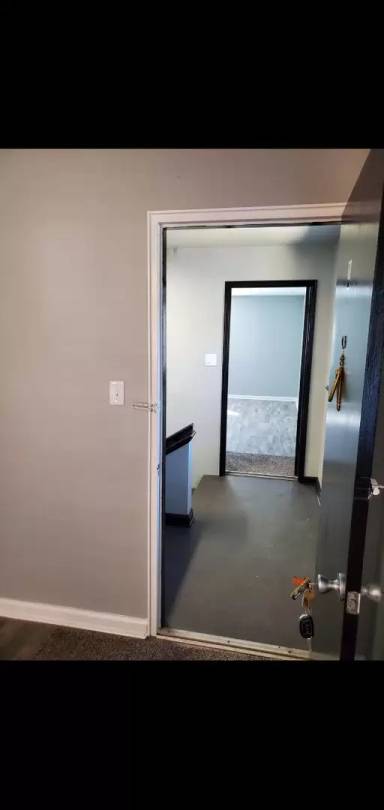 Main picture of 1004 S Saint James Blvd