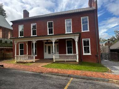 Main picture of 120 S Cherokee St