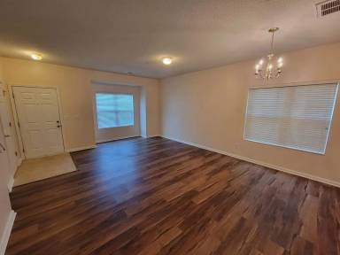Main picture of 142 Queensberry Ct