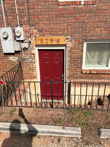 Main picture of 525 W Hancock Ave