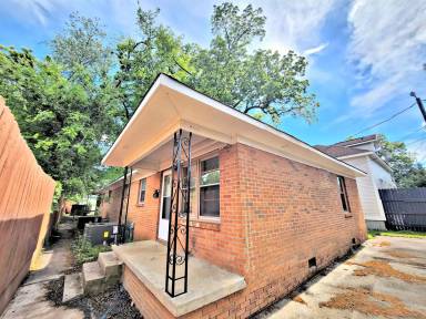Main picture of 402 Walker Ave NE