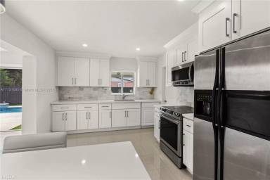 Main picture of 10420 SW 42nd St