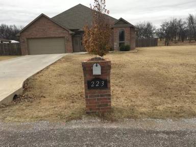 Main picture of 223 NE Road Runner Dr