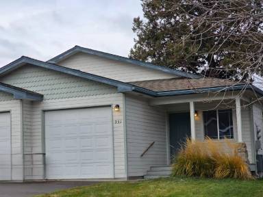 Main picture of 931-933 NE Hidden Valley Dr