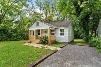 Main picture of 2124 Woodbine Ave
