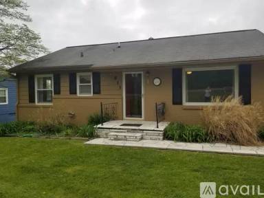 Main picture of 913 Lake Dr