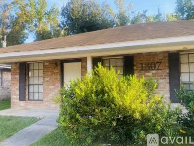Main picture of 1307 Hooks Dr