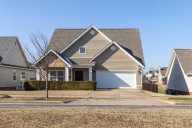 Main picture of 1501 NE Dysart Woods Ln