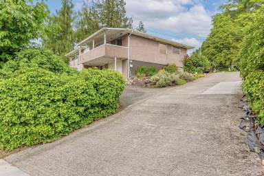 Main picture of 2205 S Meridian