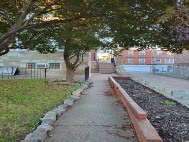 Main picture of 215 E Walnut Park Dr