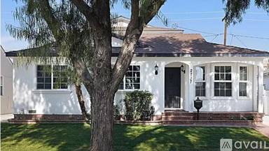 Main picture of 2737 Yearling St