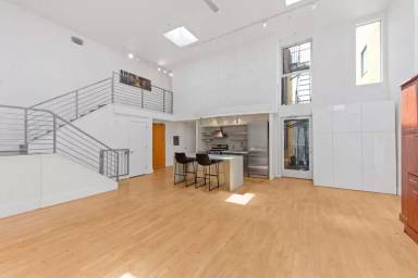 Main picture of 250 Clara St