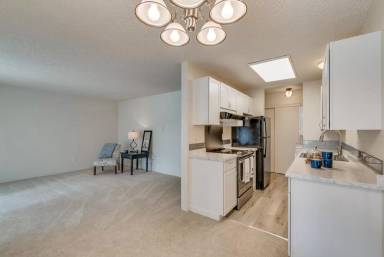 Main picture of 10 S Cove Ave