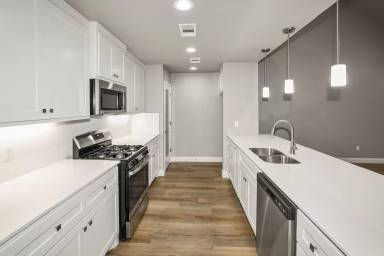 Main picture of 7621 Woodford Ave