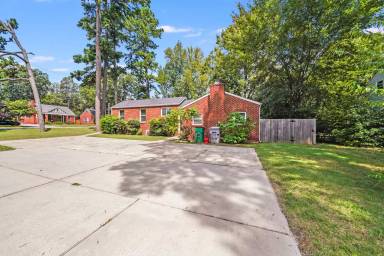 Main picture of 3700 The Plaza