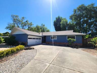 Main picture of 994 Colonial Ln