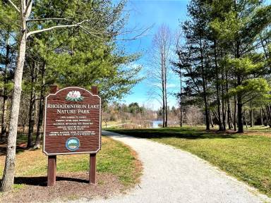 Main picture of 49 Lake Dr