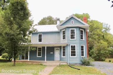 Main picture of 210 E Riverside Dr