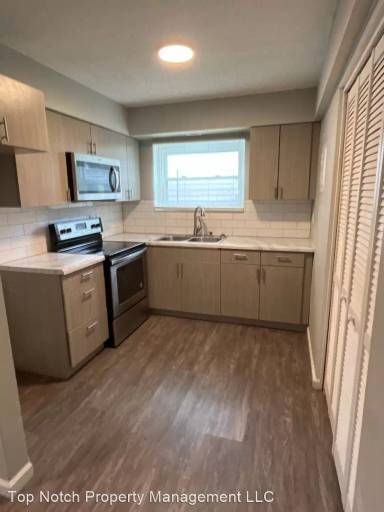 Main picture of 2739 W 72nd St