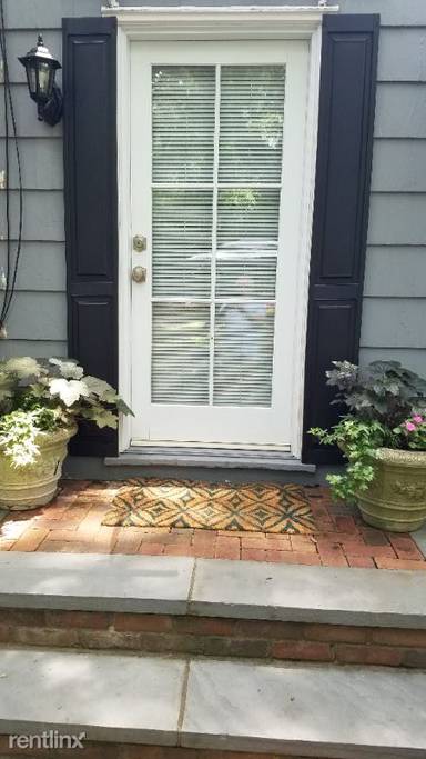 Main picture of 218 Piping Rock Rd