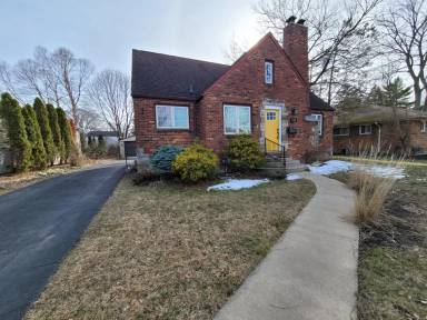 Main picture of 831 Roslyn Rd