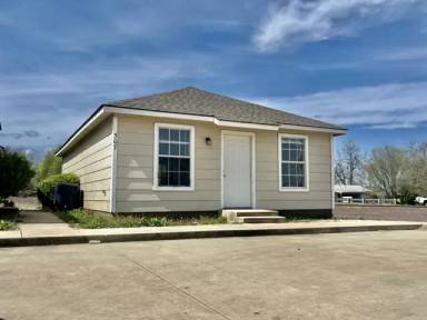 Main picture of 307 S Oak Ave