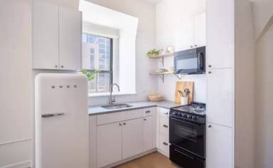 Main picture of 118 W Chicago Ave