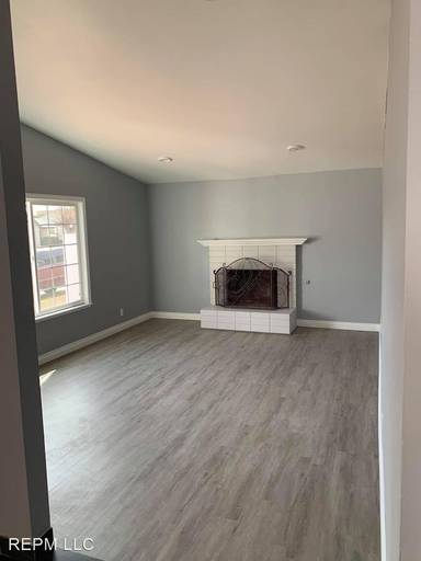 Main picture of 3955 Redwood St