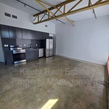 Main picture of 136 E Cypress St