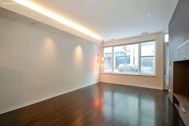 Main picture of 943 N Kingsbury St