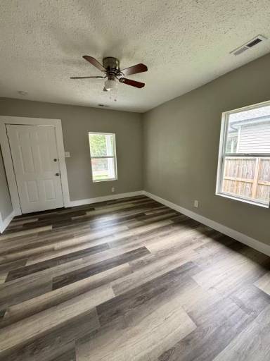 Main picture of 2049 Houston St