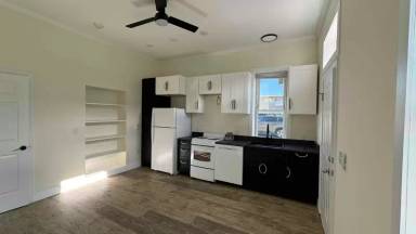 Main picture of 444 Bridge St