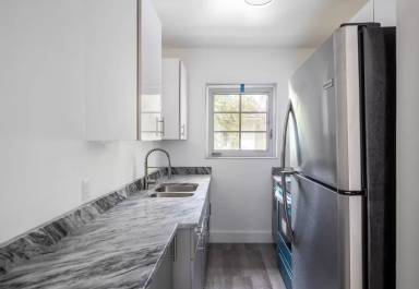 Main picture of 930 SW 2nd St