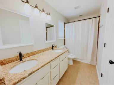 Main picture of 6104 NW Lincoln Ave