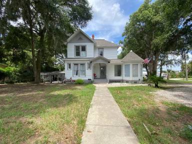 Main picture of 104 S Grove St