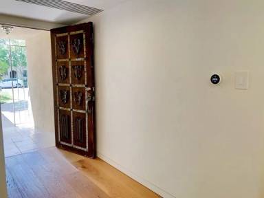 Main picture of 15439 Vose St