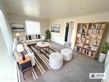 Main picture of 3718 Jay St
