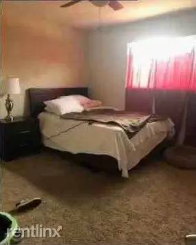 Main picture of 8871 Kelburn Ave