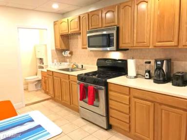 Main picture of 130 W 8th St