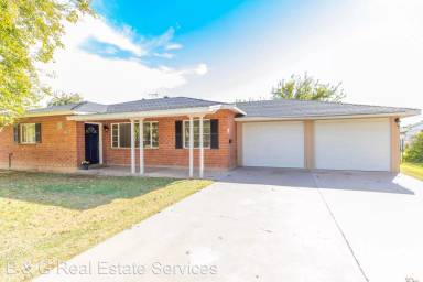 Main picture of 4021 E Windsor Ave