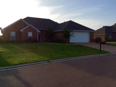 Main picture of 702 Clubhouse Dr