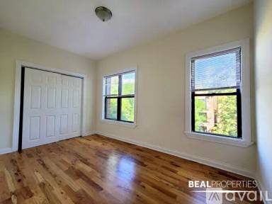 Main picture of 831 W Waveland Ave