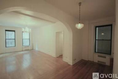 Main picture of 205 W 54th St
