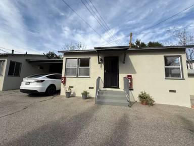 Main picture of 2830 Montrose