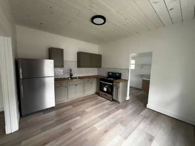 Main picture of 909 N 10th St