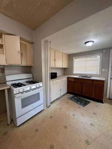 Main picture of 140 E 21st St