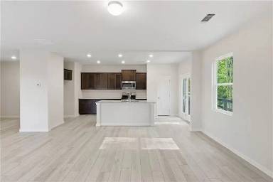 Main picture of 32 Parkwood Dr