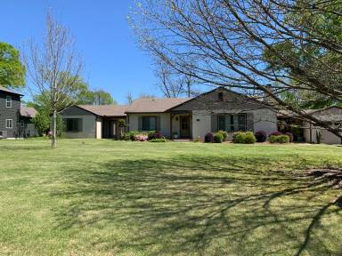 Main picture of 261 Fontaine Dr